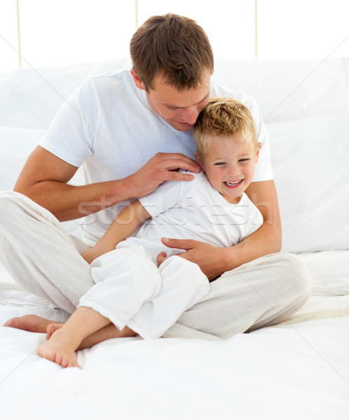 Levendig vader zoon spelen samen bed Stockfoto © wavebreak_media