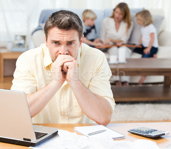 [[stock_photo]]: Homme · famille · canapé · ordinateur · maison