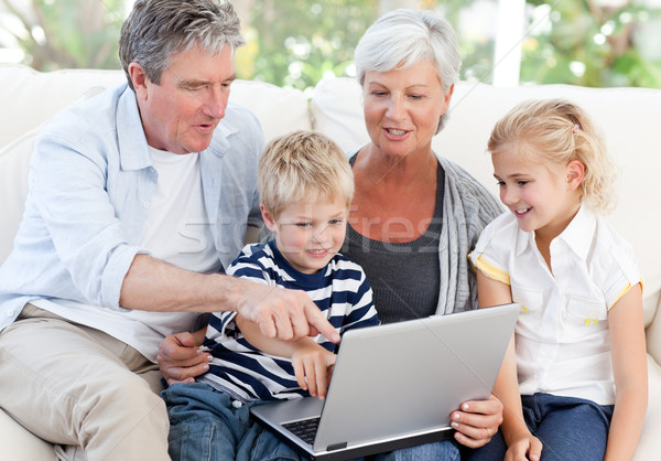 Adorável família olhando laptop mulher menina Foto stock © wavebreak_media