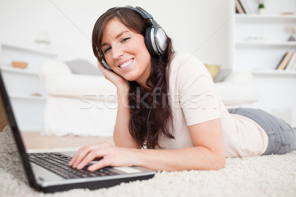 Glücklich Brünette weiblichen entspannenden Laptop Teppich Stock foto © wavebreak_media