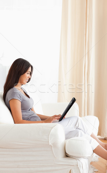 Mosolygó nő ül kanapé tabletta nappali számítógép Stock fotó © wavebreak_media