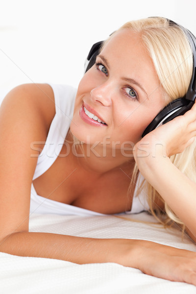Portret rustig vrouw genieten muziek slaapkamer Stockfoto © wavebreak_media