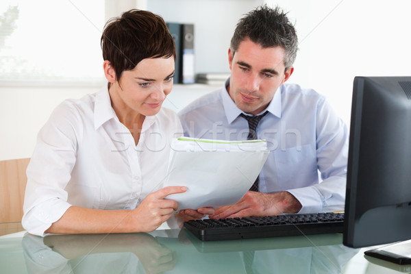 Femenino masculina trabajadores mirando documento oficina Foto stock © wavebreak_media