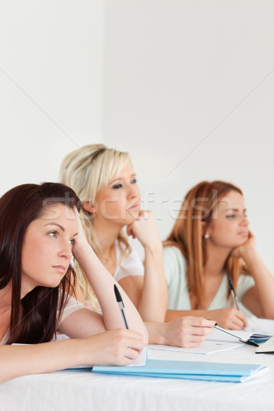 Plictisit universitar studenţi şedinţei tabel clasă Imagine de stoc © wavebreak_media