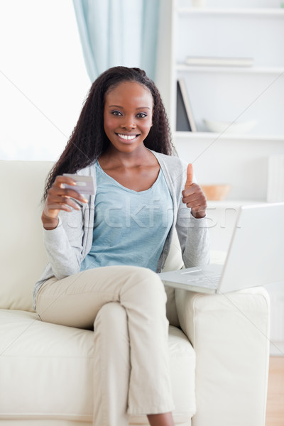 Femeie zambitoare satisfacut calculator Internet fericit Imagine de stoc © wavebreak_media