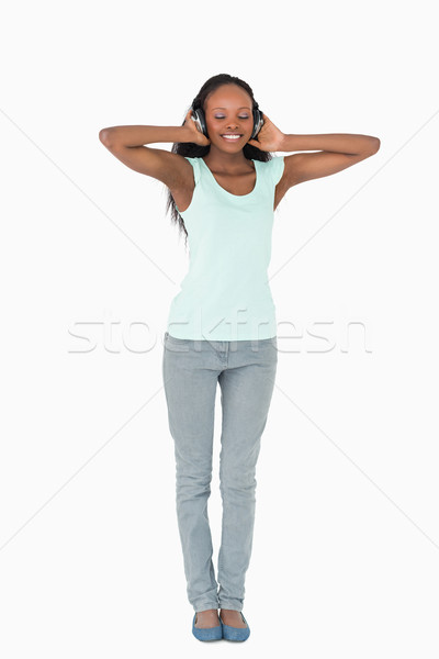 Stock foto: Lächelnde · Frau · Musik · hören · Kopfhörer · weiß · Musik · Hintergrund