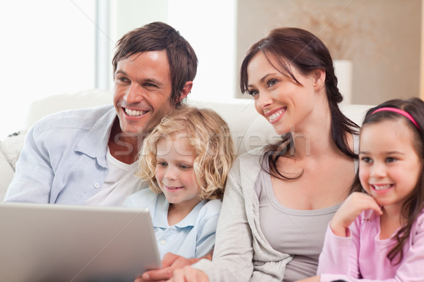 [[stock_photo]]: Ravi · famille · portable · salon · amour · internet