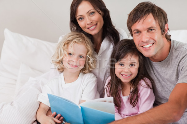 Foto stock: Família · feliz · leitura · livro · quarto · casa · meninas