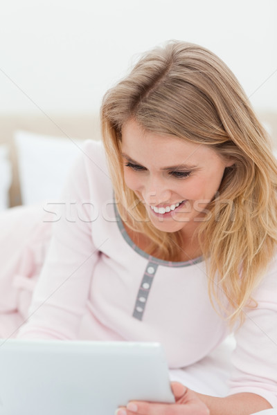 Tiro mulher cama smiles Foto stock © wavebreak_media