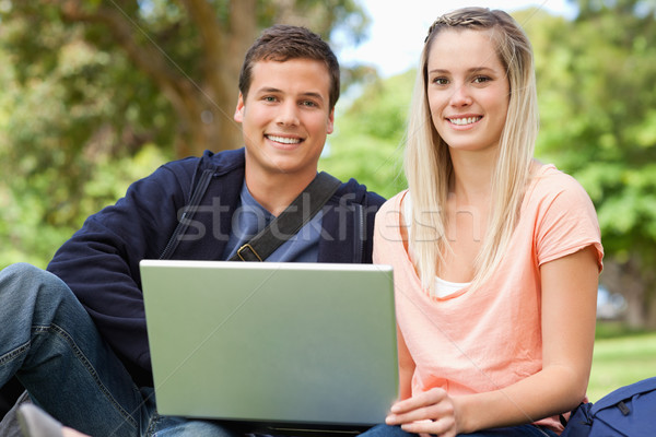 Portret dwa studentów śmiechem posiedzenia laptop Zdjęcia stock © wavebreak_media