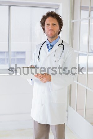Uśmiechnięty lekarza korytarzu szpitala pokój ściany Zdjęcia stock © wavebreak_media