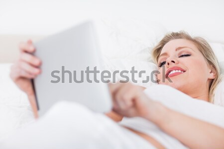 [[stock_photo]]: Heureux · femme · oreiller · blanche · Homme