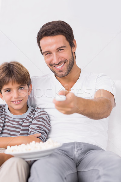 Sorridente filho pai assistindo tv juntos sofá Foto stock © wavebreak_media