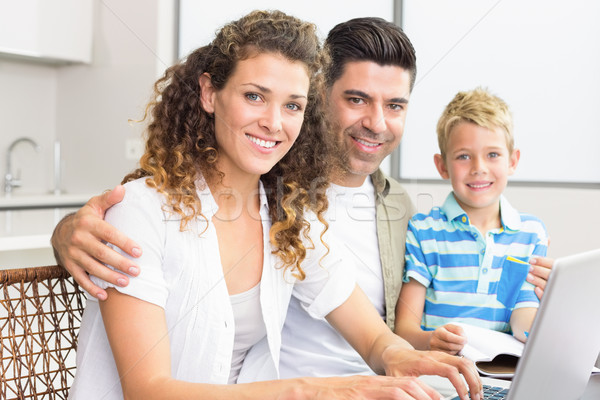 [[stock_photo]]: Cute · peu · garçon · utilisant · un · ordinateur · portable · parents · table