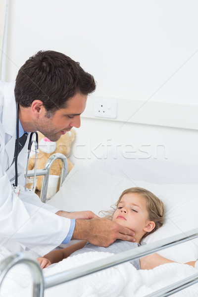 Arts onderzoeken ziek meisje jonge mannelijke arts Stockfoto © wavebreak_media