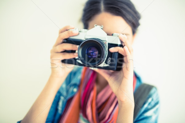 Anziehend Brünette halten Kamera up weiß Stock foto © wavebreak_media
