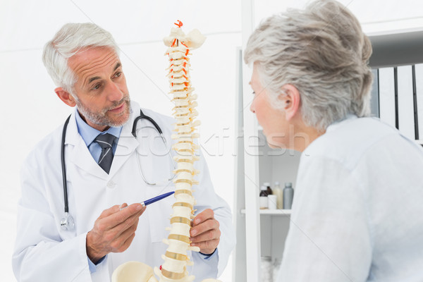 [[stock_photo]]: Médecin · de · sexe · masculin · colonne · vertébrale · supérieurs · patient · médicaux