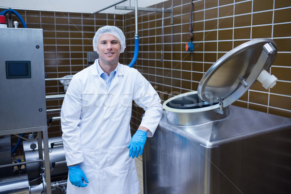 Souriant biologiste stockage réservoir usine [[stock_photo]] © wavebreak_media