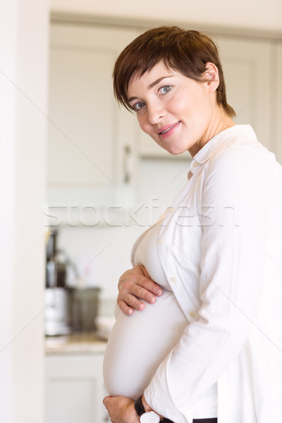 Terhes nő tart dudorodás otthon konyha boldog Stock fotó © wavebreak_media