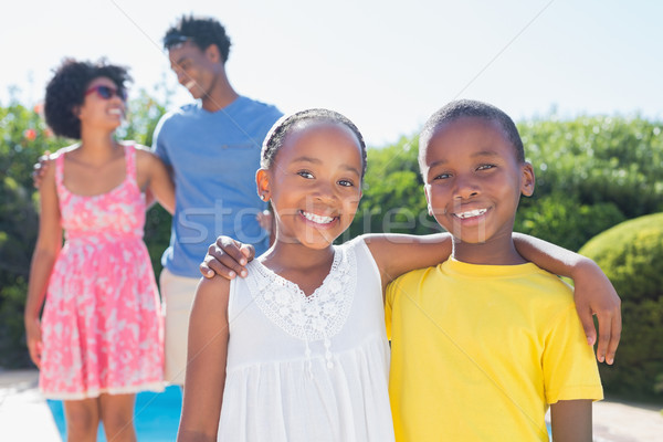 Foto stock: Feliz · irmãos · sorridente · câmera · jardim · casa