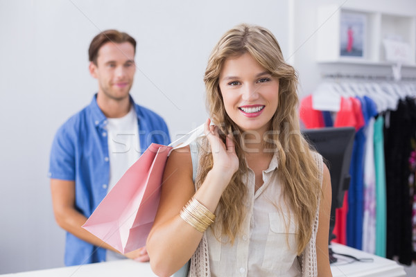 Bastante sonriendo feliz mujer rubia bolsa de la compra ropa Foto stock © wavebreak_media