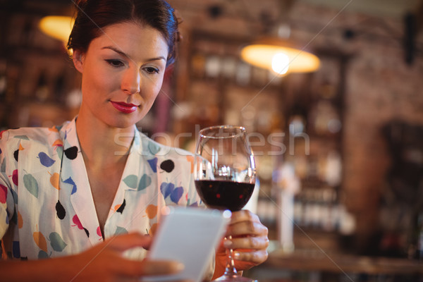 Foto stock: Teléfono · móvil · vino · pub · mujer · bar