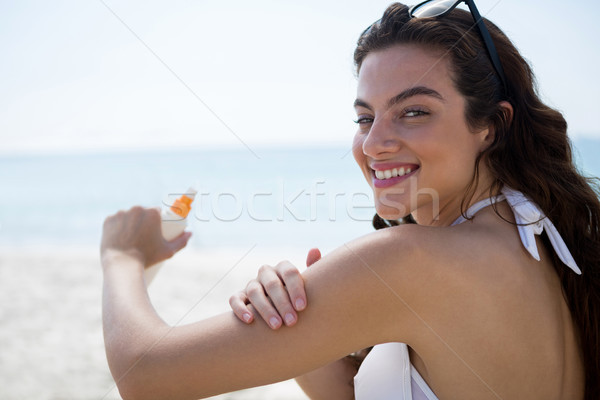 Stockfoto: Portret · glimlachende · vrouw · armen · strand · vrouw