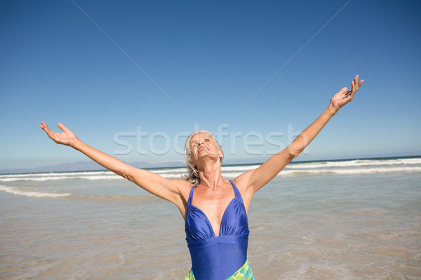 Foto stock: Senior · mulher · brasão · em · pé · costa · praia