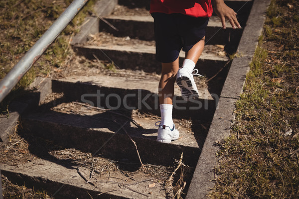 Laag meisje lopen naar boven Stockfoto © wavebreak_media