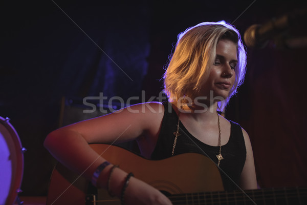 女 播放 吉他 夜總會 關閉 女孩 商業照片 © wavebreak_media