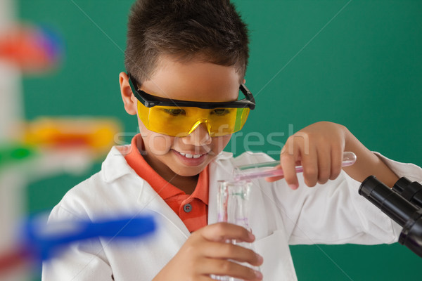 Schooljongen groene aandachtig kind kid lab Stockfoto © wavebreak_media