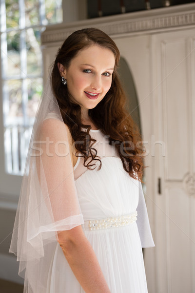 Portret fericit mireasă rochie de mireasa acasă în picioare Imagine de stoc © wavebreak_media