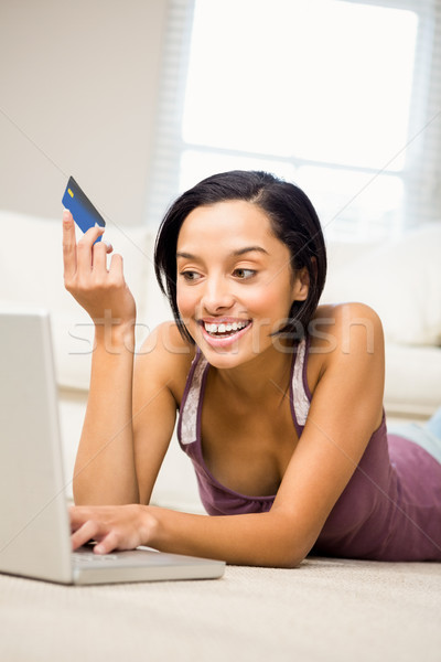 Gülen esmer dizüstü bilgisayar kullanıyorsanız kredi kartı bilgisayar Stok fotoğraf © wavebreak_media