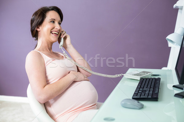 Terhes nő telefon otthon nő boldog billentyűzet Stock fotó © wavebreak_media