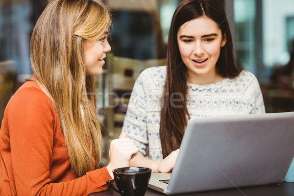 Stock fotó: Barátok · laptopot · használ · együtt · kávézó · számítógép · étel