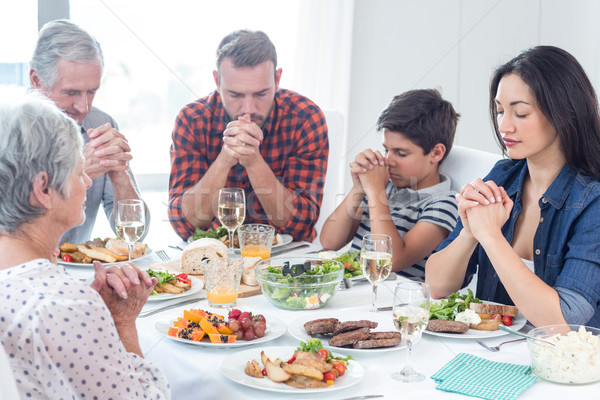 Foto d'archivio: Famiglia · pregando · insieme · pasto · seduta · tavolo · da · pranzo