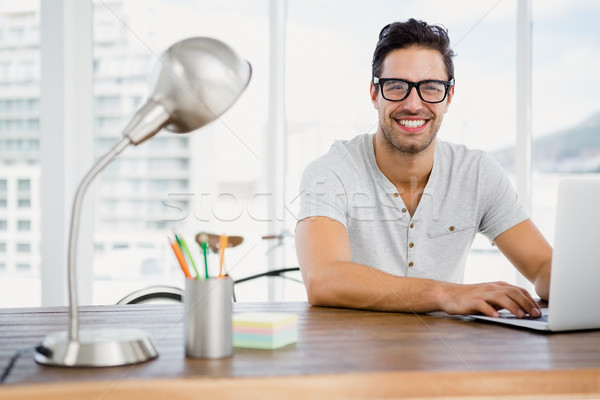 Joven de trabajo escritorio retrato oficina ordenador Foto stock © wavebreak_media