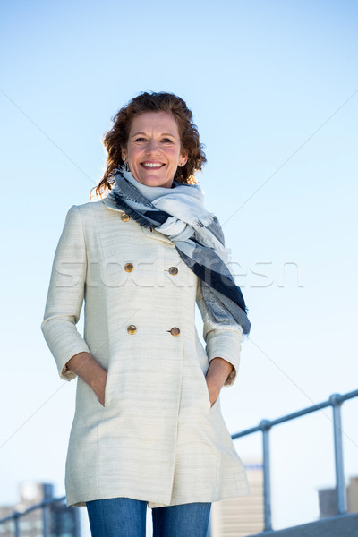 Portret gelukkig vrouw permanente rijpe vrouw heldere hemel Stockfoto © wavebreak_media