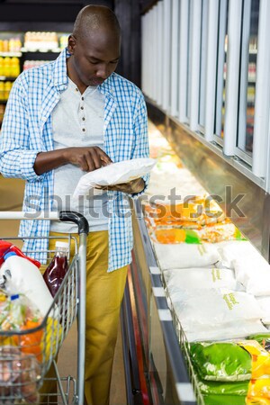 Sonriendo hombre mirando botella agua comestibles Foto stock © wavebreak_media