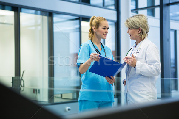 Foto stock: Feminino · médico · enfermeira · discutir · médico · relatório