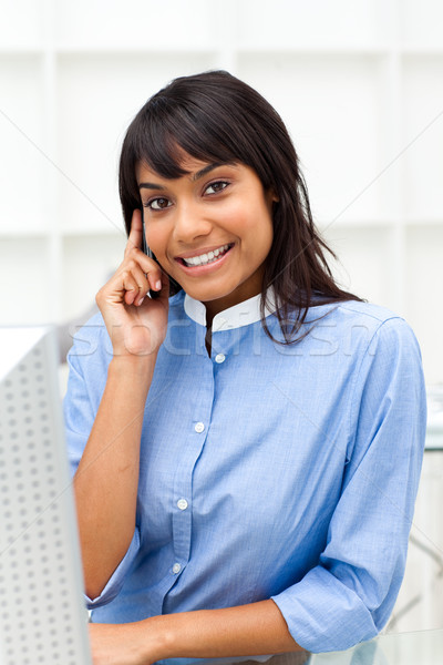 Erfreut ethnischen Geschäftsfrau Telefon Schreibtisch Business Stock foto © wavebreak_media