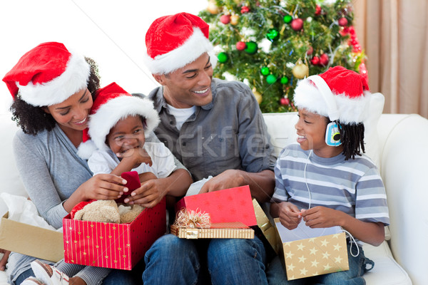 Stock foto: Glücklich · Familie · Öffnen · Weihnachten · präsentiert · home