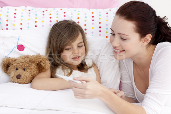 商業照片: 母親 · 溫度 · 床 · 女子 · 孩子