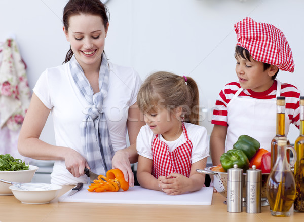 Foto stock: Mãe · crianças · legumes · cozinha · sorridente