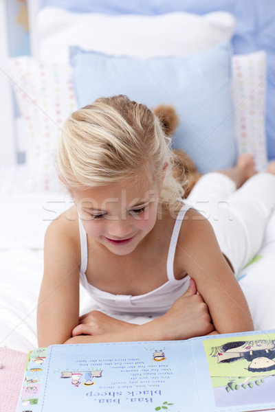 Little girl leitura livro cama belo menina Foto stock © wavebreak_media