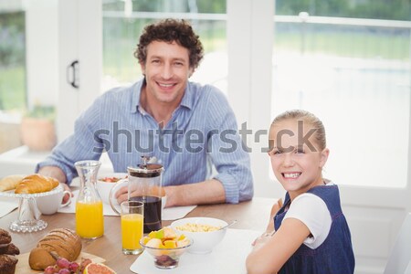 Portret szczęśliwy brat siostra jedzenie herbatniki Zdjęcia stock © wavebreak_media