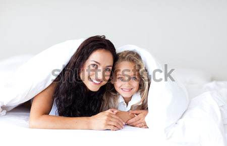 Foto stock: Jóvenes · familia · cama · sonriendo · cámara · amor