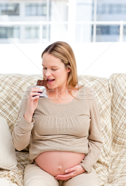 Vesel femeie gravida ciocolată odihna canapea femeie Imagine de stoc © wavebreak_media