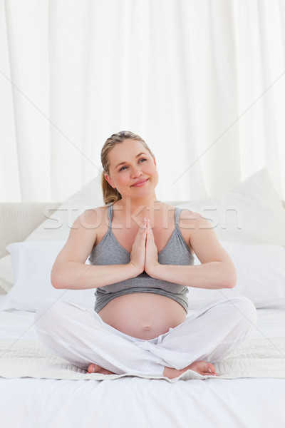 Terhes nő gyakorol jóga ágy mosoly otthon Stock fotó © wavebreak_media