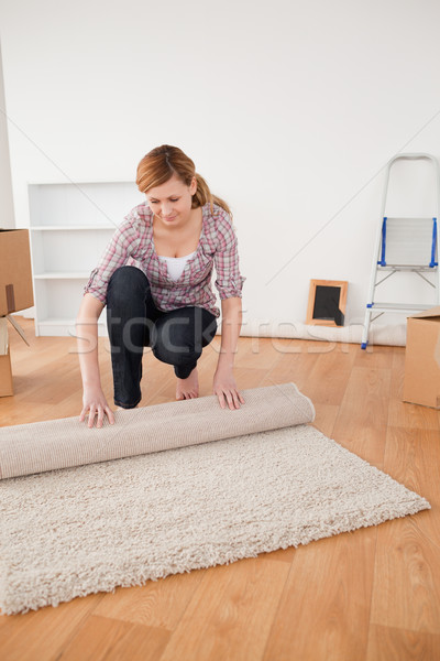 Csinos nő felfelé szőnyeg mozgás ház lány Stock fotó © wavebreak_media